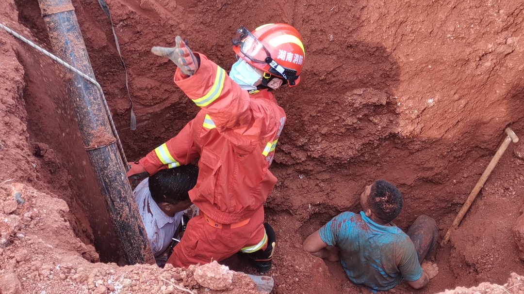 常德消防员挥铲手刨从一塌方工地救出2名被埋工人