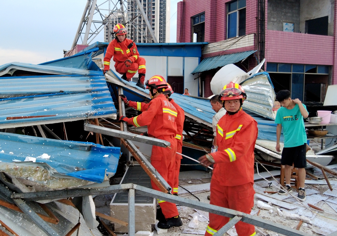湖南龙山突遇狂风暴雨 消防员紧急排险保民生
